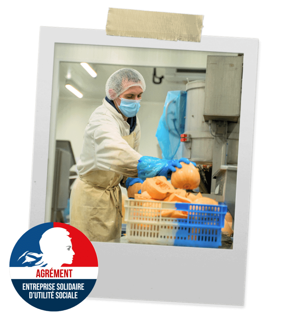 Salarié de la légumerie Agriviva dans l'atelier de production de la 4ème gamme